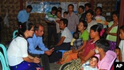 ကချင်ပြည်နယ်၊ မြစ်ကြီးနားမြို့ရှိ ဒုက္ခသည်စခန်းတစ်ခုတွင် ဒုက္ခသည်များနှင့် တွေ့ဆုံနေသော မစ္စတာ ကင်တားနား။ ဖေဖော်ဝါရီ ၁၅၊ ၂၀၃။