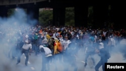6일 베네수엘라 수도 카라카스에서 경찰이 반정부 시위대에 체루가스를 쏘고 있다.