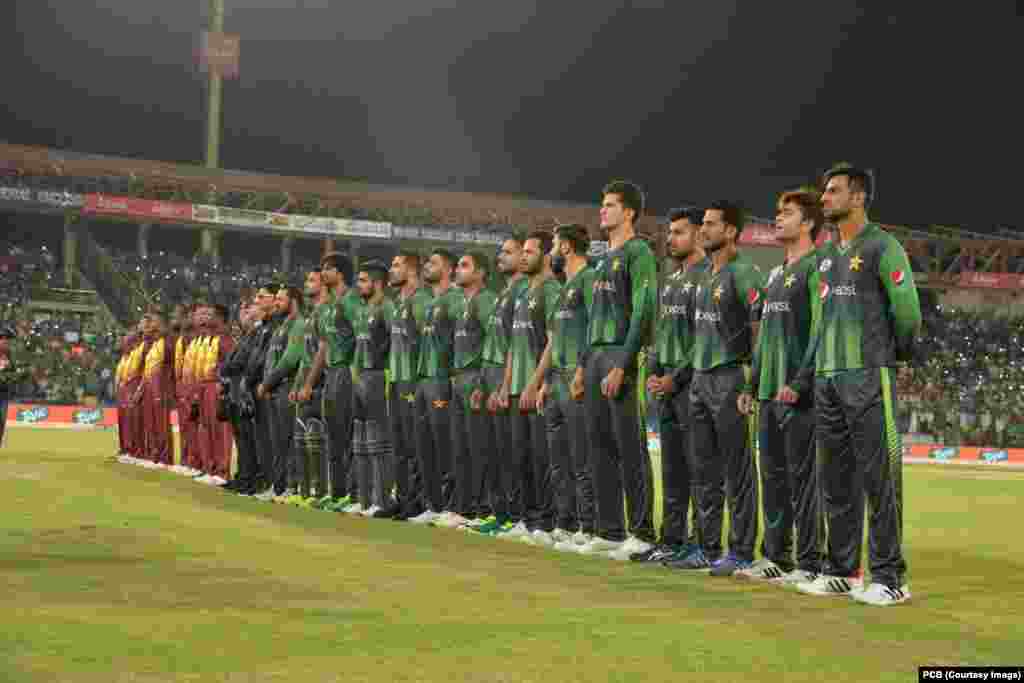 میچ شروع ہونے سے قبل دونوں ٹیموں کے قومی ترانے بجائے گئے۔