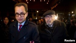 12月21日霍多尔科夫斯基的父亲（右）来到霍多尔科夫斯基在柏林下榻的旅店。