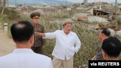 김정은 북한 국무위원장이 지난 5일 태풍 ‘마이삭’으로 피해를 입은 함경남도 지역을 찾았다고, 관영 ‘조선중앙통신’은 6일 전했다.