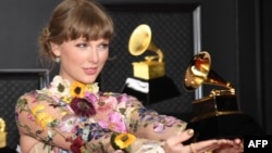 Taylor Swift, saat menerima penghargaan Album of the Year untuk 'Folklore,' di ajang tahunan penghargaan GRAMMY ke-63 di Los Angeles Convention Center, California, 14 Maret 2021. (AFP PHOTO / Kevin MAZUR / The Recording Academy via Getty Image).