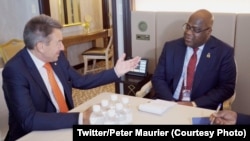 Président Félix Tshisekedi (D) na masolo na Peter Maurier, mokambi ya Comité international ya Croix rouge (CICR), na Yokohama, Japon, 29 août 2019. (Twitter/Peter Maurier)