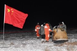 중국은 달 탐사선 창어 5호가 달 토양 표본을 싣고 17일 네이멍구자치구의 초원지대에 무사히 착륙했다고 밝혔다.