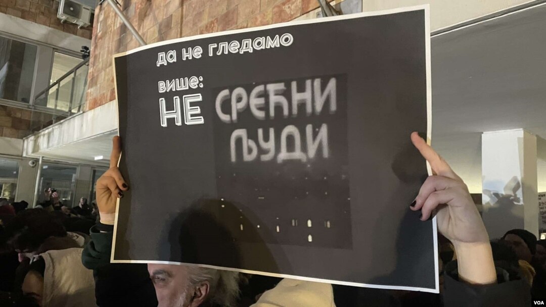 Protest studenata ispred zgrade RTS-a u Beogradu (foto: VOA/Stefan Miljuš)