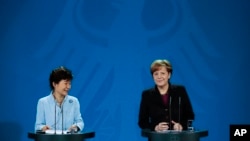 독일을 국빈 방문 중인 박근혜 한국 대통령(왼쪽)이 26일 베를린 총리관저에서 앙겔라 메르켈 독일 총리와 회담 후 공동 기자회견에 참석했다.