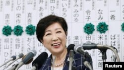 日本东京都知事小池百合子 2020年7月2日出席她创办的希望之党为她所举行的竞选活动。