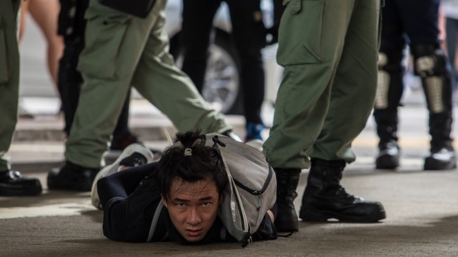 香港警察逮捕了一名参加反对港版国安法的示威者。(2020年7月1日)