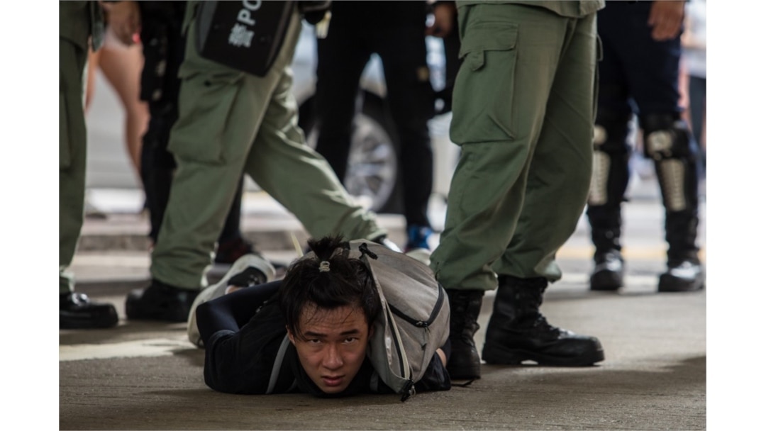 香港警察逮捕了一名参加反对港版国安法的示威者。(2020年7月1日)