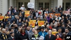 Juru bicara Dewan Kota New York Melissa Mark-Viverito (tengah) memberikan sambutan dalam kampanye interfaith di New York's City Hall sebagai tanggapan terhadap seruan Donald Trump untuk melarang muslim masuk ke AS (9/12). 