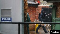 Cảnh sát Anh mặc đồ bảo hộ đến nhà ông Sergei Skripal ở Salisbury vào ngày 4/3/2018. 