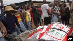 Seorang pria mengantarkan bahan pangan bagi warga di West Point, Monrovia (25/8). West Point merupakan salah satu wilayah karantina Ebola di Liberia.