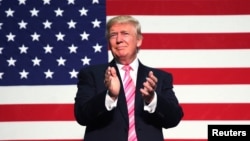 Ứng viên tổng thống của Đảng Cộng hòa Donald Trump phát biểu trong buổi mít tinh ở Fredericksburg, Virginia, ngày 20 tháng 8 năm 2016. 