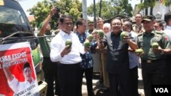 Menteri Pertanian Andi Amran Sulaiman dan Gubernur Jawa Timur Soekarwo melepas truk pengangkut komoditas pertanian dan hortikultura Jawa Timur ke sejumlah negara di Asia (foto: Petrus Riski/VOA).