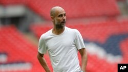 Manajer Manchester City Pep Guardiola berjalan di lapangan setelah pertandingan sepak bola Community Shield Inggris antara Liverpool dan Manchester City di stadion Wembley di London, Minggu, 4 Agustus 2019. (Foto: AP/Kirsty Wigglesworth)