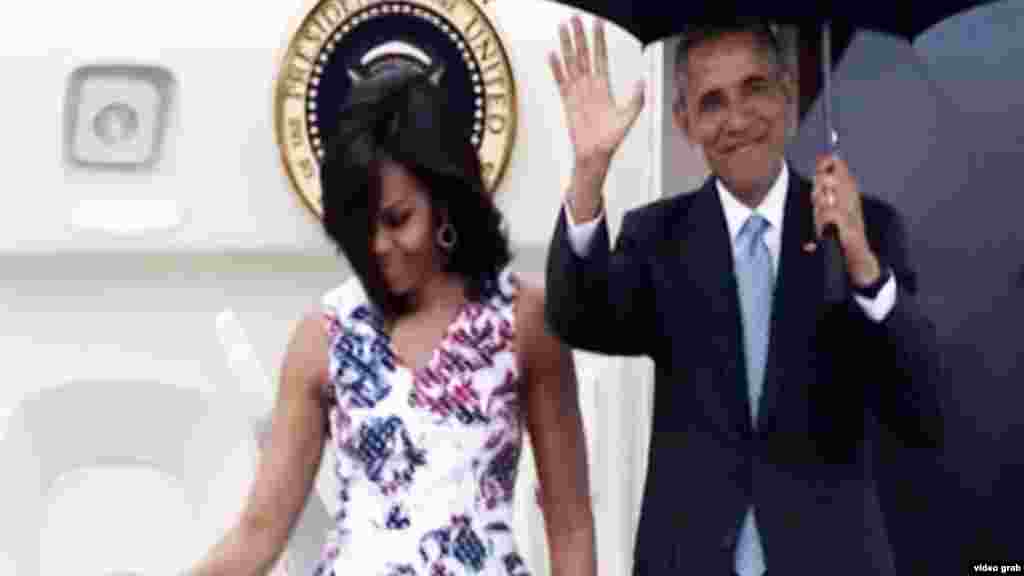 Barack Obama et Michelle Obama descendent d'Air Force One à Cuba, 20 mars 2016.