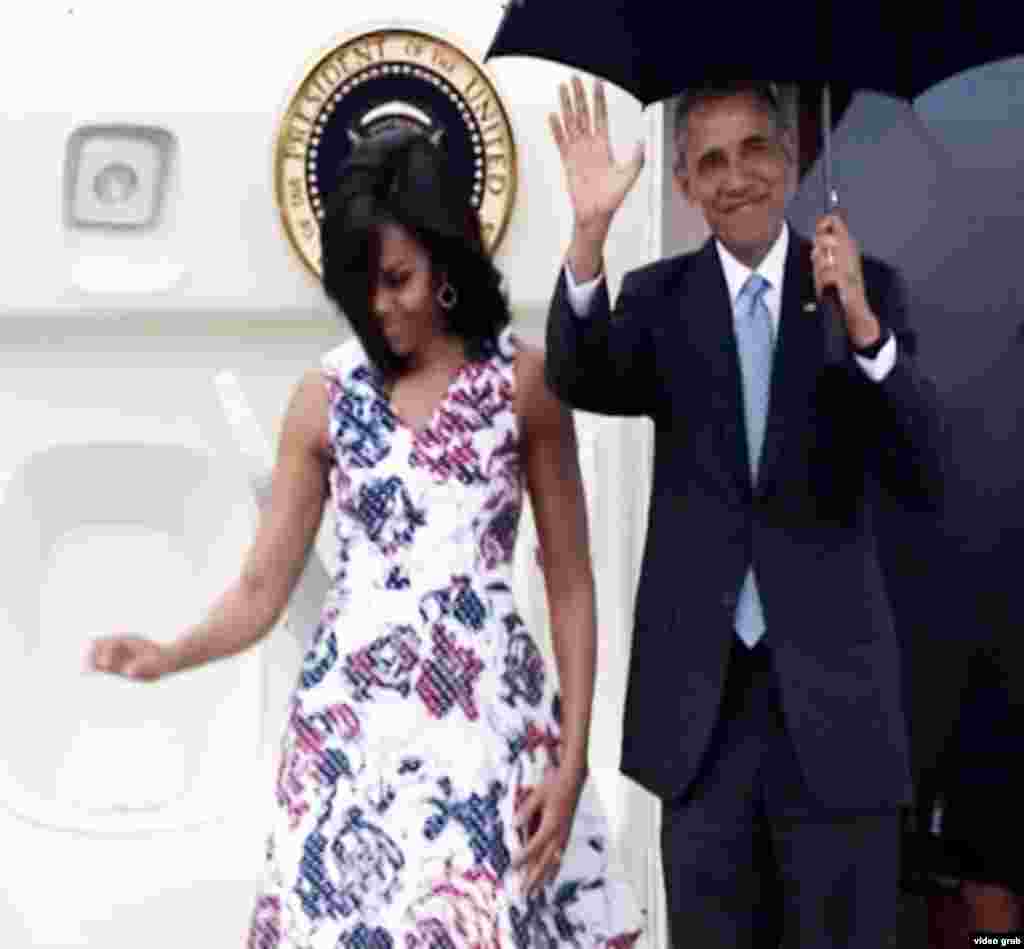 Presiden AS Barack Obama dan ibu negara Michelle Obama tiba di Havana, Kuba (20/3).