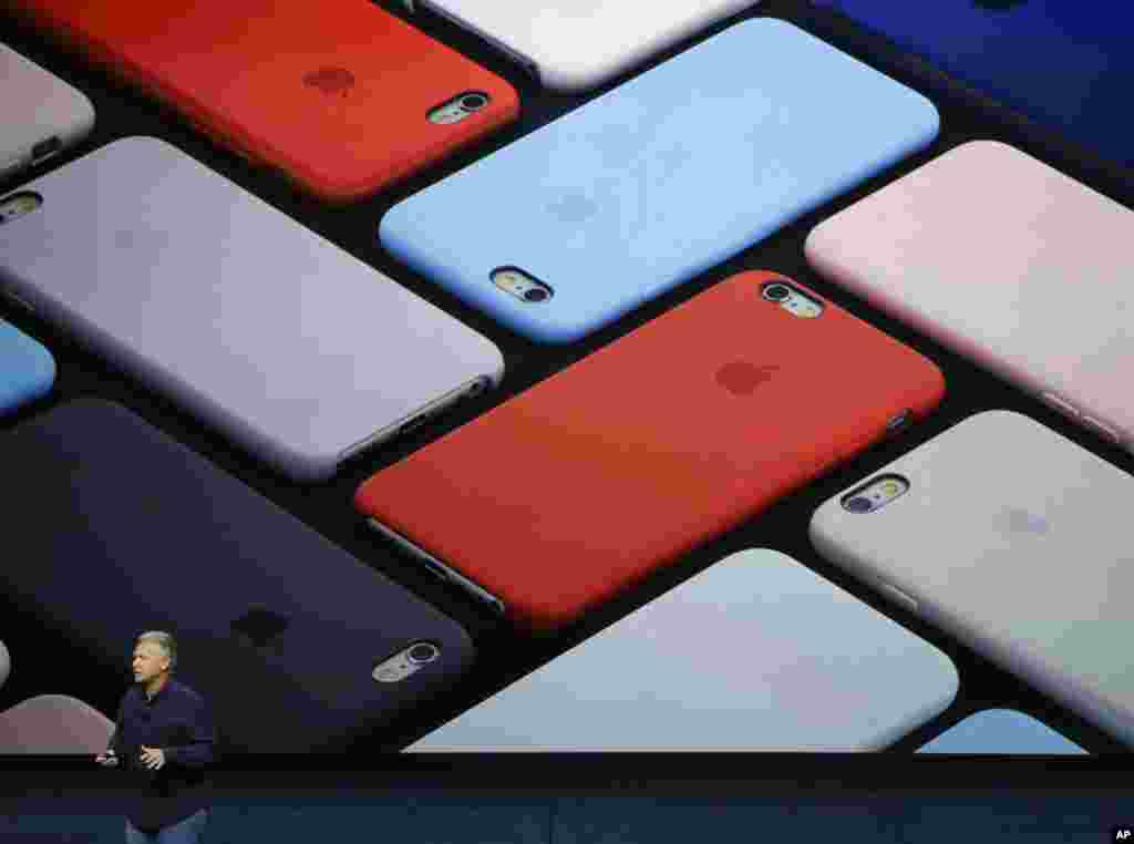 Phil Schiller, wakil presiden senior Apple untuk pemasaran global, menjelaskan fitur-fitur kamera iPhone 6s dan iPhone 6s Plus yang baru. (AP/Eric Risberg)