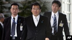 지난 13일 임명된 마쓰바라 진 국가공안상 겸 납치 문제 담당상 (가운데)