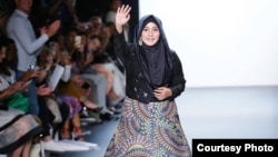 Perancang Mode Anniesa Hasibuan mendapatkan standing ovation lebih dari 1.500 orang tamu dalam New York Fashion Week (NYFW) (foto: courtesy).