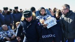 Para personel tampak membantu aktris Yulia Peresild yang baru saja mendarat di Kazakhstan pada 17 Oktober 2021 setelah menghabiskan waktu selama 12 hari untuk menjalani syuting di Stasiun Antariksa Internasional (ISS). (Foto: Roscosmos via Reuters/Pavel Kassin)