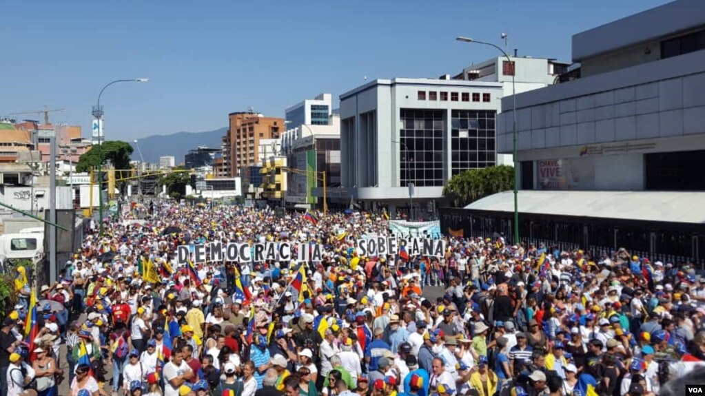 Desde tempranas horas de la mañana los venezolanos en Caracas salen a las calles. [Foto: Adrian Núñez, VOA].