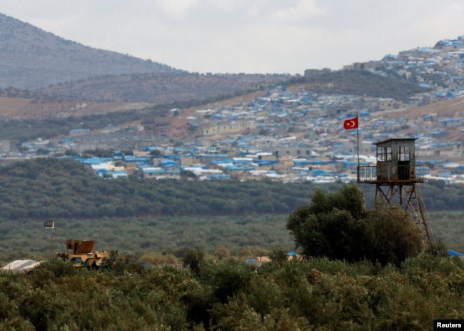 Türkiyəyə məxsus zirehli maşın Suriya qəsəbəsi Atimah yaxınlığındakı sərhəd xəttində keşik çəkir. Reyhanlı, Hatay vilayəti, Türkiyə. 10 oktyabr, 2017.