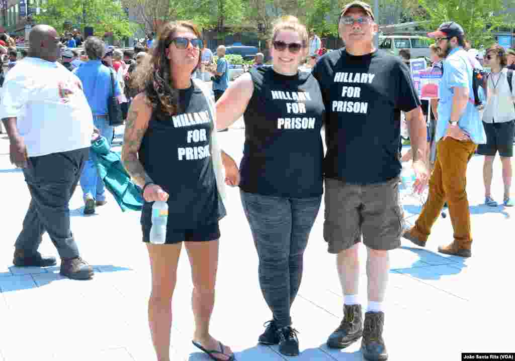 Apoiantes de Trump vestindo t-shirts com os dizeres: "Hillary para Prisão". Convenção Republicana. Cleveland, Ohio. 19 Jul, 2016