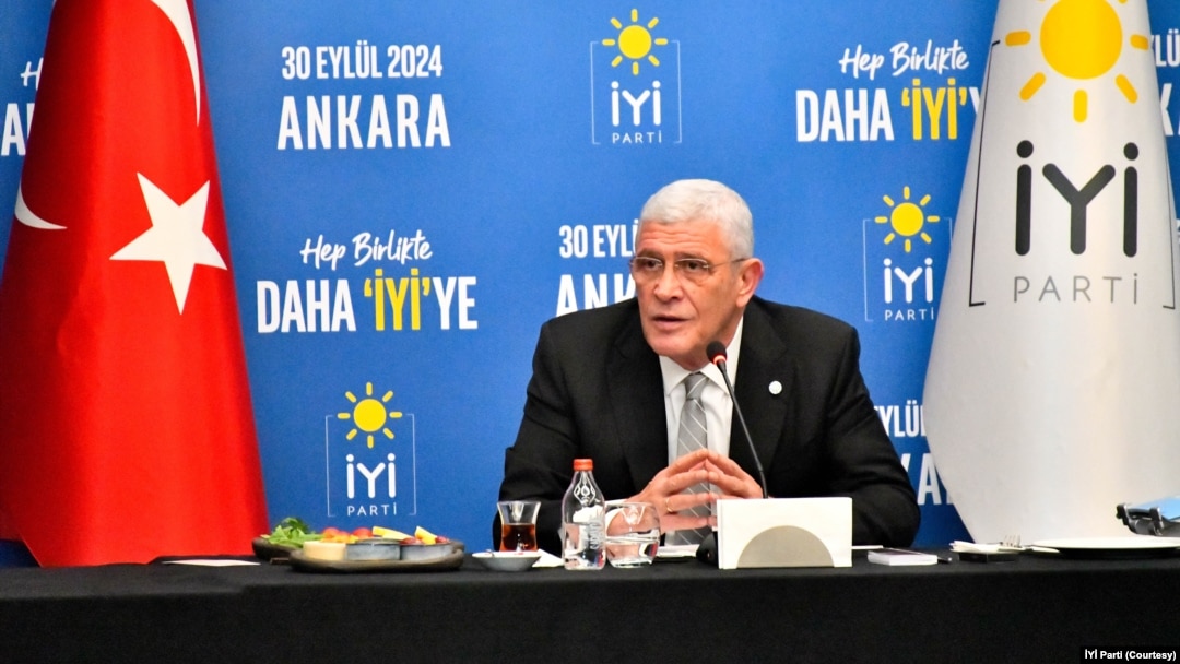 Türkiye’de muhalefet cephesindeki İYİ Parti lideri Dervişoğlu, anayasa tartışmasına ilişkin “parlamenter sistem” şartını açıkça ortaya koydu ve cumhurbaşkanlığı adaylığıyla ilgili Ekrem İmamoğlu – Mansur Yavaş eksenli tartışmaya ilişkin “Daha maça çok var” yorumunu yaptı. 
