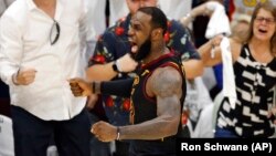 LeBron James de Cleveland Cavaliers après avoir fait un tir de 3 points lors de la seconde moitié du match 6 de la finale de la conférence Est de la NBA contre les Celtics de Boston, à Cleveland, le 25 mai 2018. 