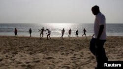 Sur une plage de Freetown, en Sierra Leone, le 31 octobre 2010.