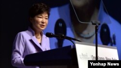 박근혜 한국 대통령이 3일 서울 중구 동호로 신라호텔에서 열린 '아시안 리더십 콘퍼런스' 개회식에서 축사를 하고 있다.