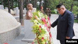 北韓領導人金正恩前往中國志願軍墓地參觀並向韓戰中犧牲的毛澤東之子毛岸英墓地獻花默哀。（2018年7月27日）