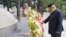 北韓領導人金正恩前往中國志願軍墓地參觀並向韓戰中犧牲的毛澤東之子毛岸英墓地獻花默哀。（2018年7月27日）