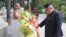 朝鲜领导人金正恩前往中国志愿军墓地参观并向朝鲜战争中牺牲的毛泽东之子毛岸英墓地献花默哀。（2018年7月27日） 
