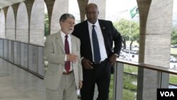 El canciller brasileño Celso Amorim y el Representante de Comercio de Estados Unidos, Ron Kirk, en el Palacio de IItamaraty.