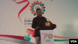 Duta Besar India untuk Indonesia Pradeep Kumar Rawat dalam perayaan 70 tahun hubungan bilateral antara India dan Indonesia di kantor Kemenlu, Jakarta, Selasa (23/4) (VOA/Fathiyah).