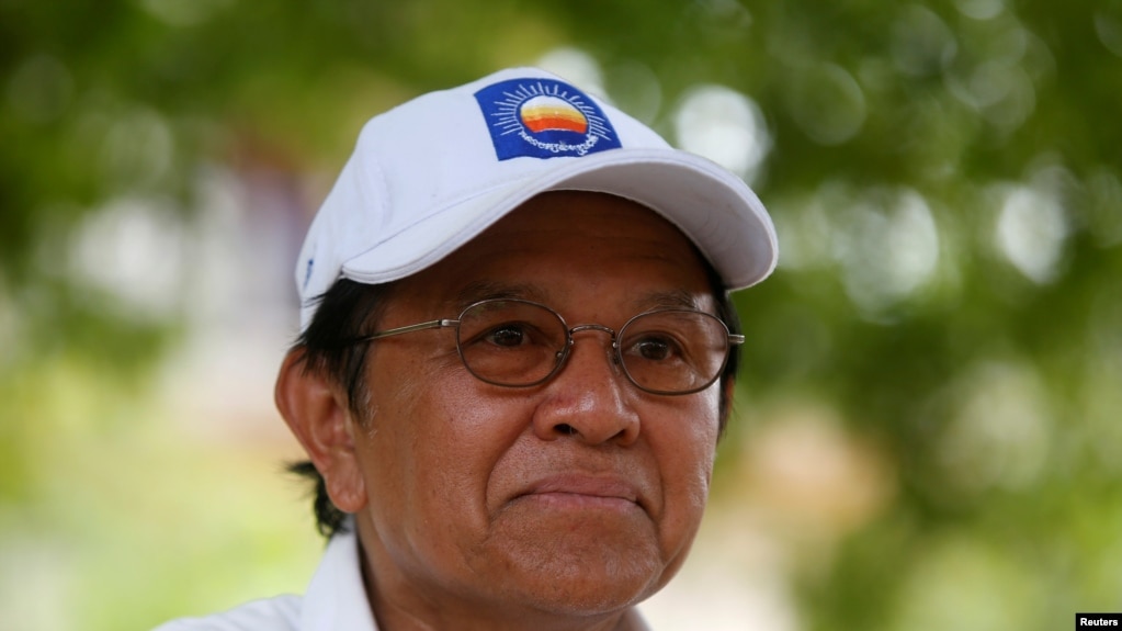 រូបឯកសារ៖ លោក កឹម សុខា មេដឹកនាំ​គណបក្សសង្គ្រោះជាតិ ដែលត្រូវបានតុលាការកំពូលកម្ពុជារំលាយ ផ្តល់បទសម្ភាសន៍ឲ្យសារព័ត៌មាន Reuters នៅខេត្តព្រៃវែង កាលពីថ្ងទី២៨ ខែឧសភា ឆ្នាំ២០១៧។