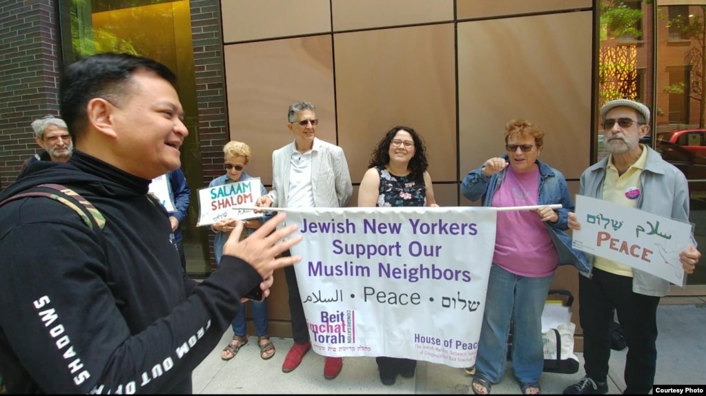 Hedi Yunus saat tiba di kampus NYU untuk Sholat Jumat (foto: courtesy).