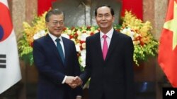 Ông Moon Jae-in trong cuộc gặp với Chủ tịch Việt Nam Trần Đại Quang hôm 23/3.