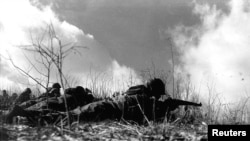 1950년 11월 27일 미 제7해병연대원들이 유담리에서 후퇴하고 있다.