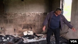 Milovan Radosavljević u svojoj kući posle požara, 23. maj 2012.