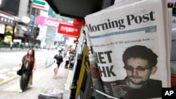 Media "Morning Post" yang dijual di sebuah toko di Hong Kong, Kamis (13/6) menampilkan berita terkait Edward Snowden di halaman depan. 