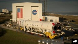Esta imagen provista por la NASA muestra el cohete orbital ATK Antares siendo transportado a su plataforma de lanzamiento el 13 de octubre de 2016 en las instalaciones de la NASA en Wallops Island, Virginia.