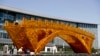 2017年4月18日，工人们在中国国家会议中心外头的平台上，为丝绸之路黄金大桥装置缆线。北京将于国家会议中心举办一带一路峰会。