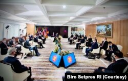 Presiden Jokowi beserta pemimpin dan perwakilan dari negara-negara ASEAN membahas situasi Myanmar di Gedung Sekretariat ASEAN di Jakarta, Sabtu (24/3). (Foto: Courtesy/(Biro Pers)