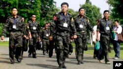 Pimpinan militer pemberontak Kachin Mayjen Guan Maw (tengah) dan para perwakilan dari pemberontak Kachin tiba di kota Myitkyina untuk pembicaraan dengan pemerintah Burma (28/5), 