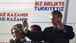 رقبای سیاسی آقای اردوغان می گویند او ترکیه را از کشوری سکولار به حکومتی که بیشتر دارای سبک اسلامی است، تبدیل می کند.