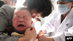 2018年7月26日在中国安徽省淮北市一家医院，一名儿童于接种疫苗。