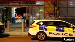 Policija na mestu napada nožem, kraj stanice Viktorija u Mančesteru, Velika Britanija, 1. januara 2019.